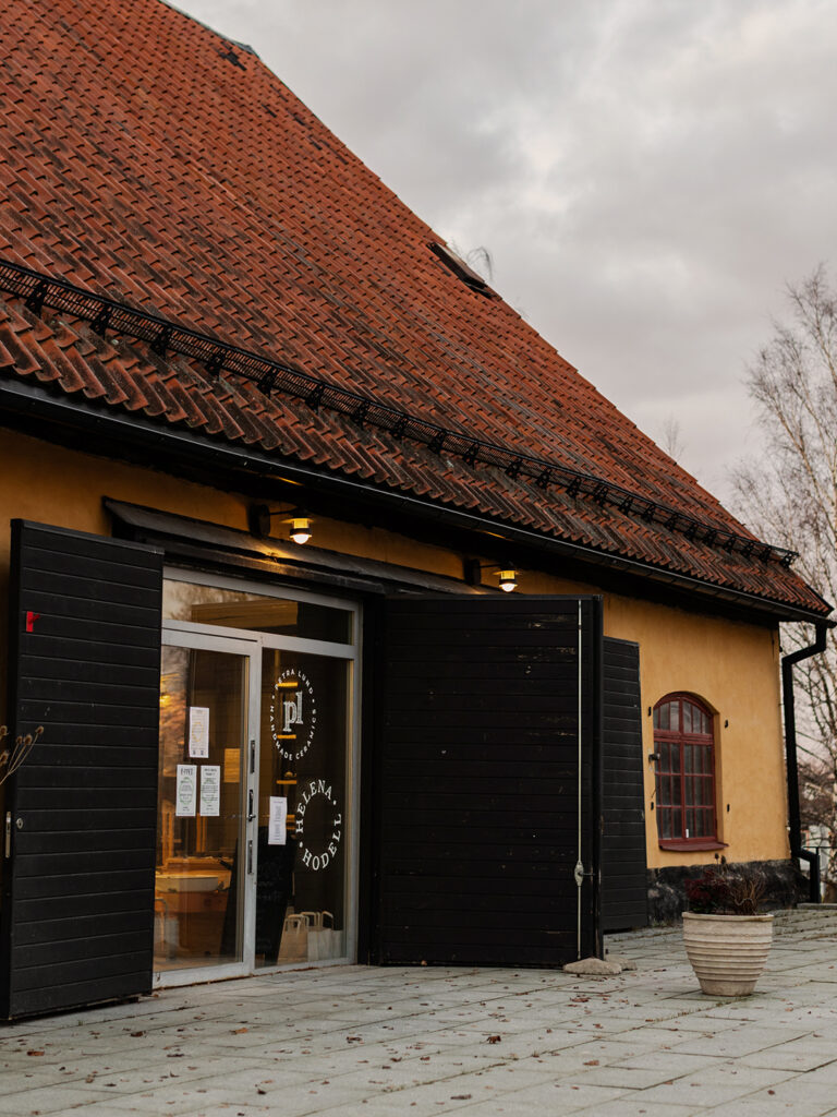 Entré porten till studion Form & Lera, ett gammalt stall i gul puts och svarta dörrar